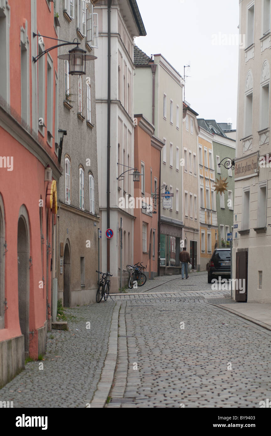 Gewundenen Straße mit Kopfsteinpflaster in Passau, Bayern, Deutschland, Europa Stockfoto