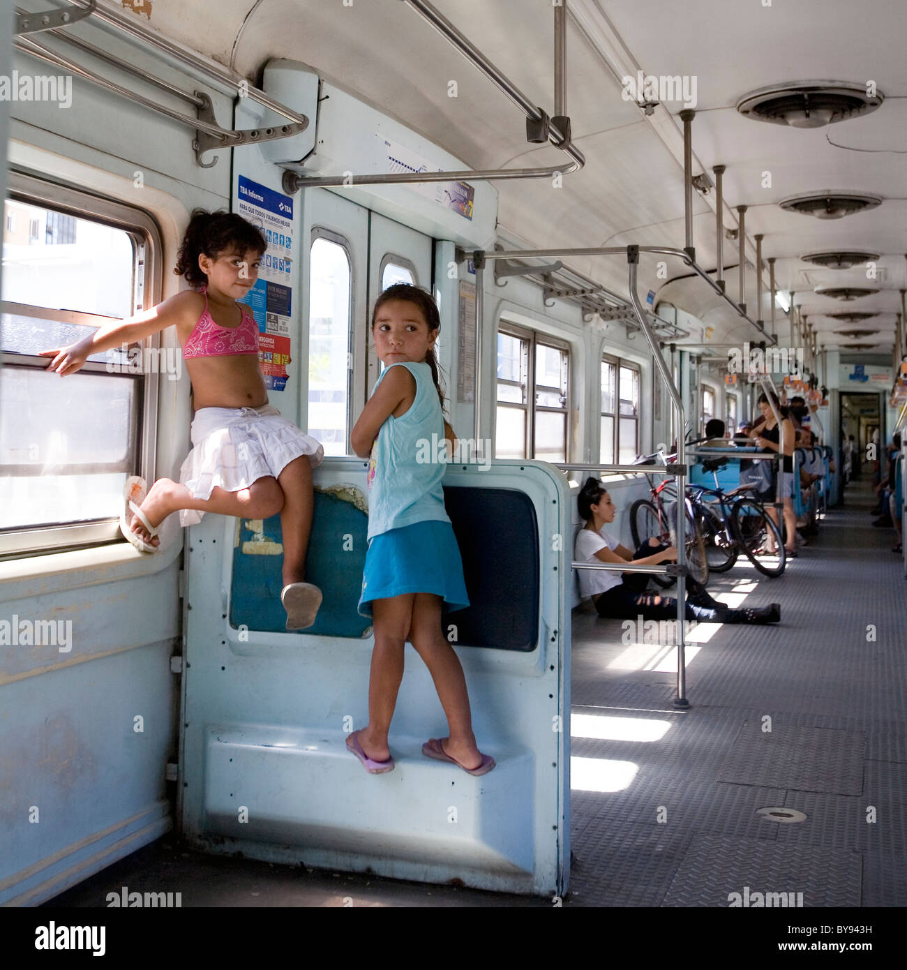 Kinder in einem Zug Buenos Aires, Argentinien. Stockfoto