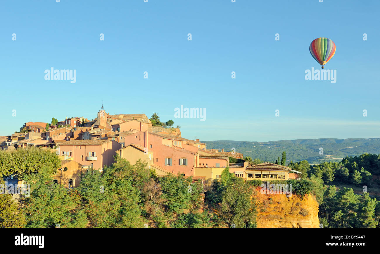 Sonnenaufgang und Heißluft-Ballon über Roussillon, Provence, Frankreich Stockfoto