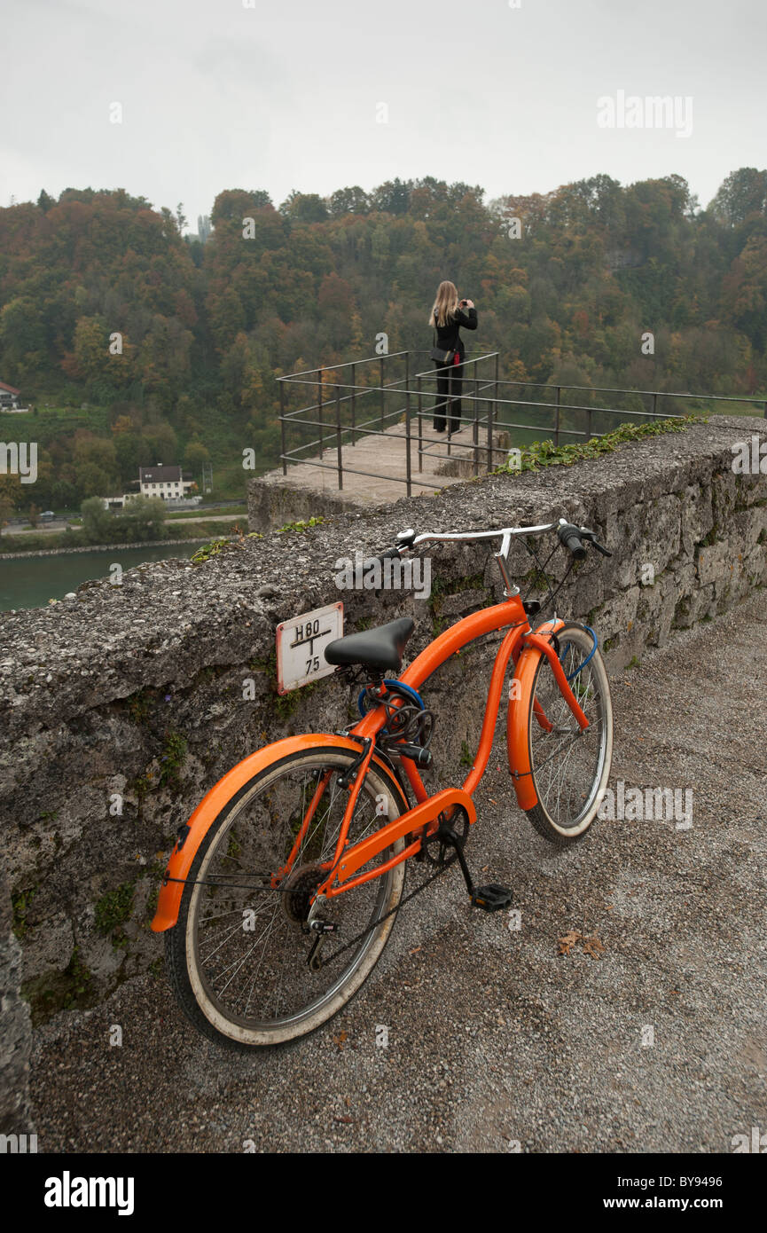 Orange Fahrrad und Tourismus in Burghausen Burg, Burghausen, Bayern, Deutschland, Europa Stockfoto