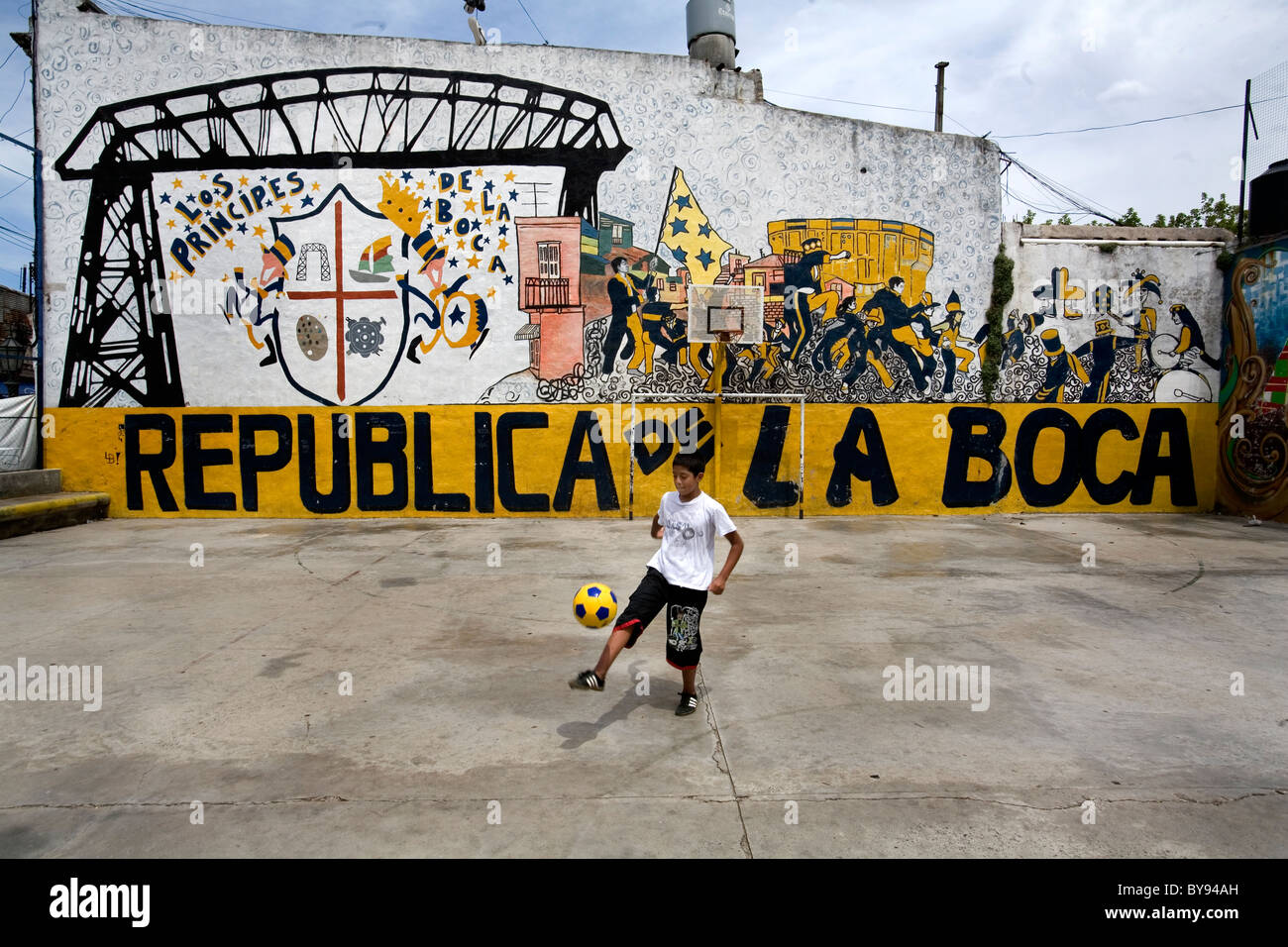 Kleiner Junge spielt mit einem Ball auf einem Spielplatz, La Boca, Buenos Aires, Argentinien Stockfoto