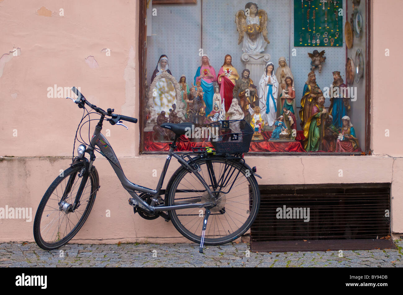Religiöse Shop und Fahrrad in Altötting, Bayern, Deutschland, Europa Stockfoto