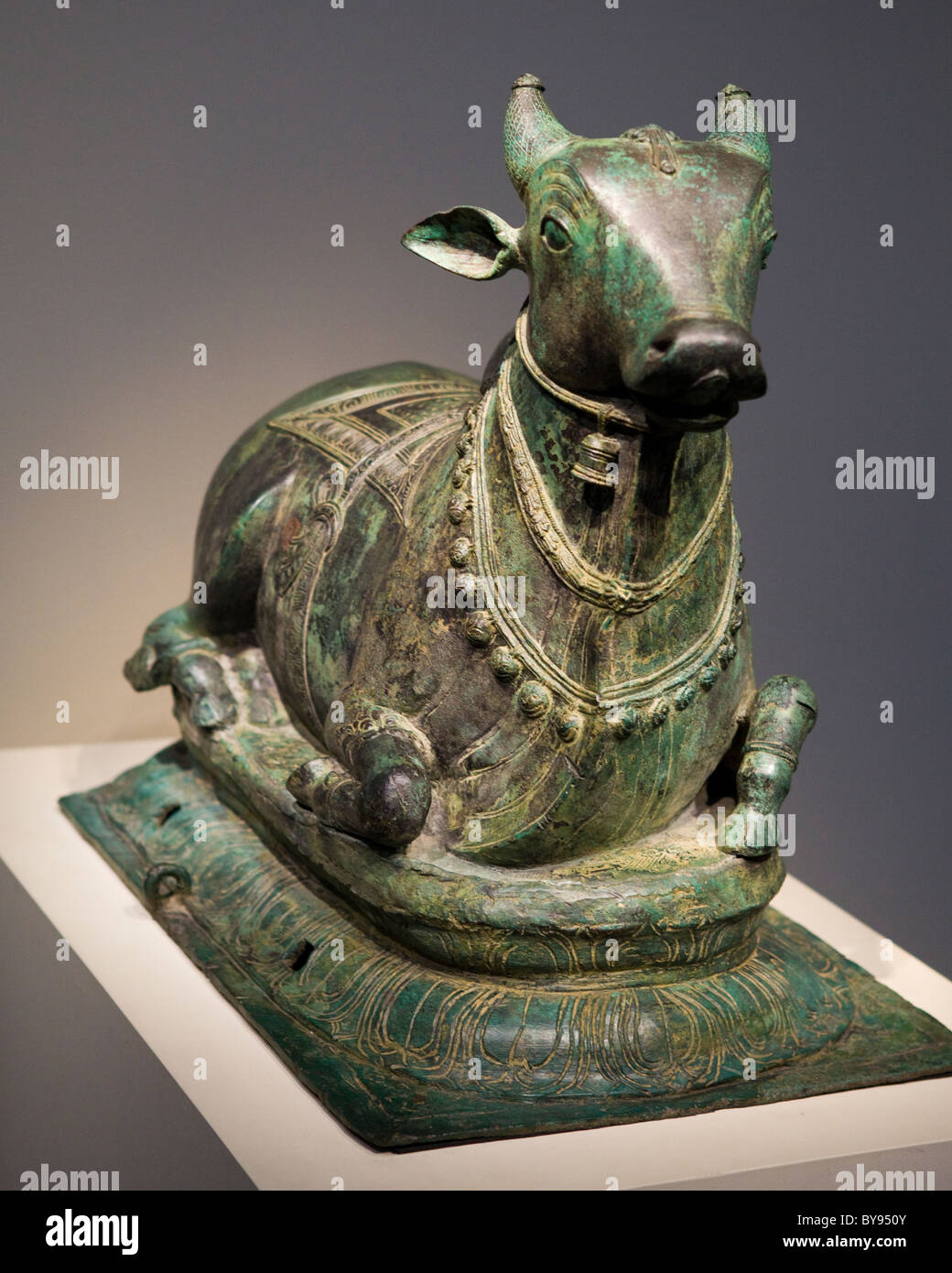 Bronze-Skulptur des Nandi-Stier - Indien, 12. Jahrhundert (Chola Dynastie) Stockfoto