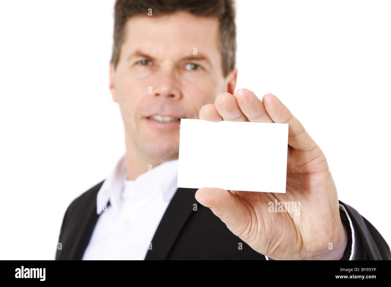 Attraktiver Mann mittleren Alters mit Visitenkarte. Alle auf weißem Hintergrund. Stockfoto
