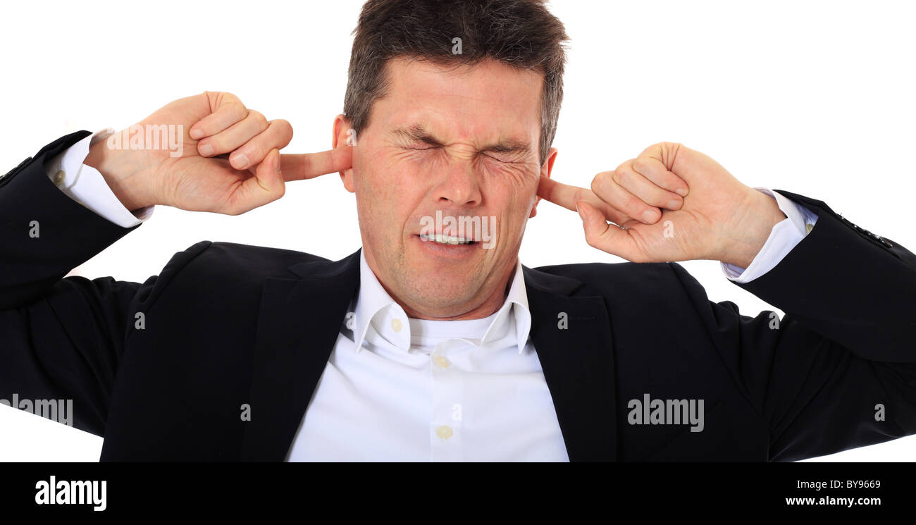Attraktiver Mann mittleren Alters leiden an Tinnitus. Alle auf weißem Hintergrund. Stockfoto