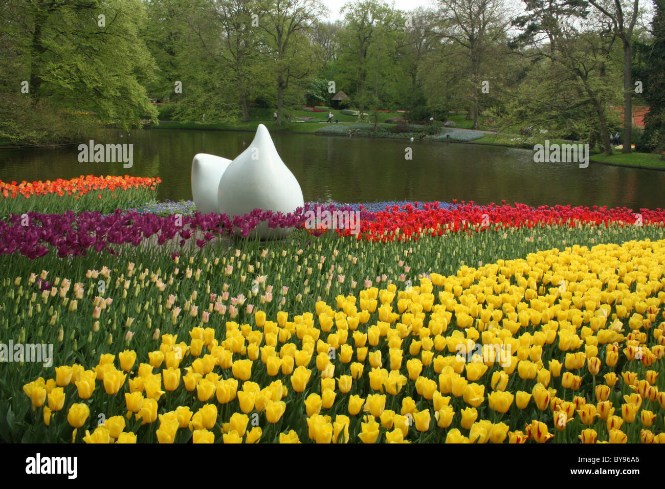 Tulpe und Skulptur Keukenoff Niederlande Stockfoto