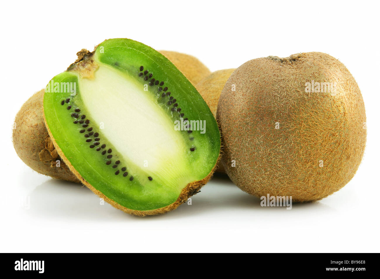 Reif in Scheiben geschnittenen Kiwi, Isolated on White Stockfoto