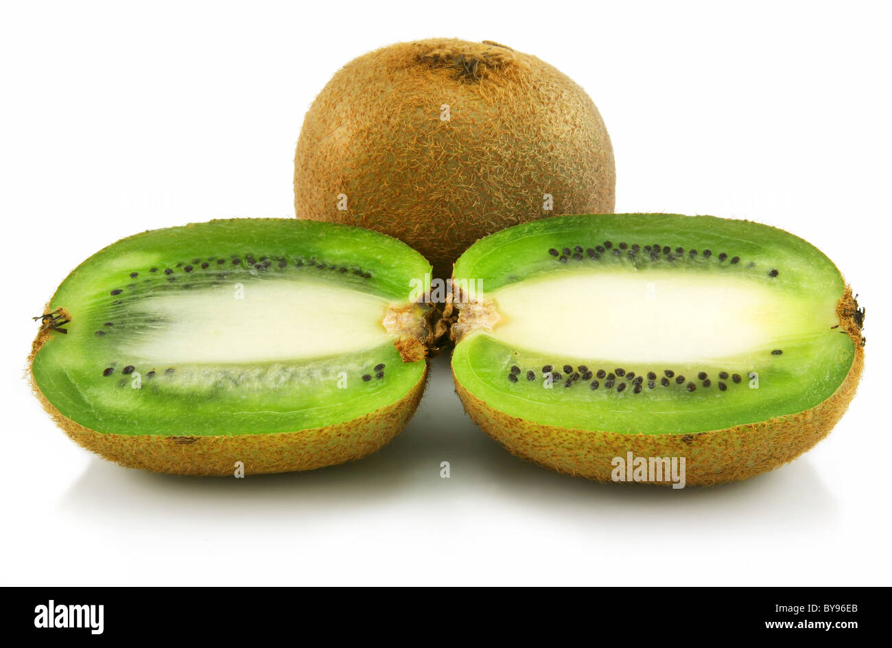 Reif in Scheiben geschnittenen Kiwi, Isolated on White Stockfoto