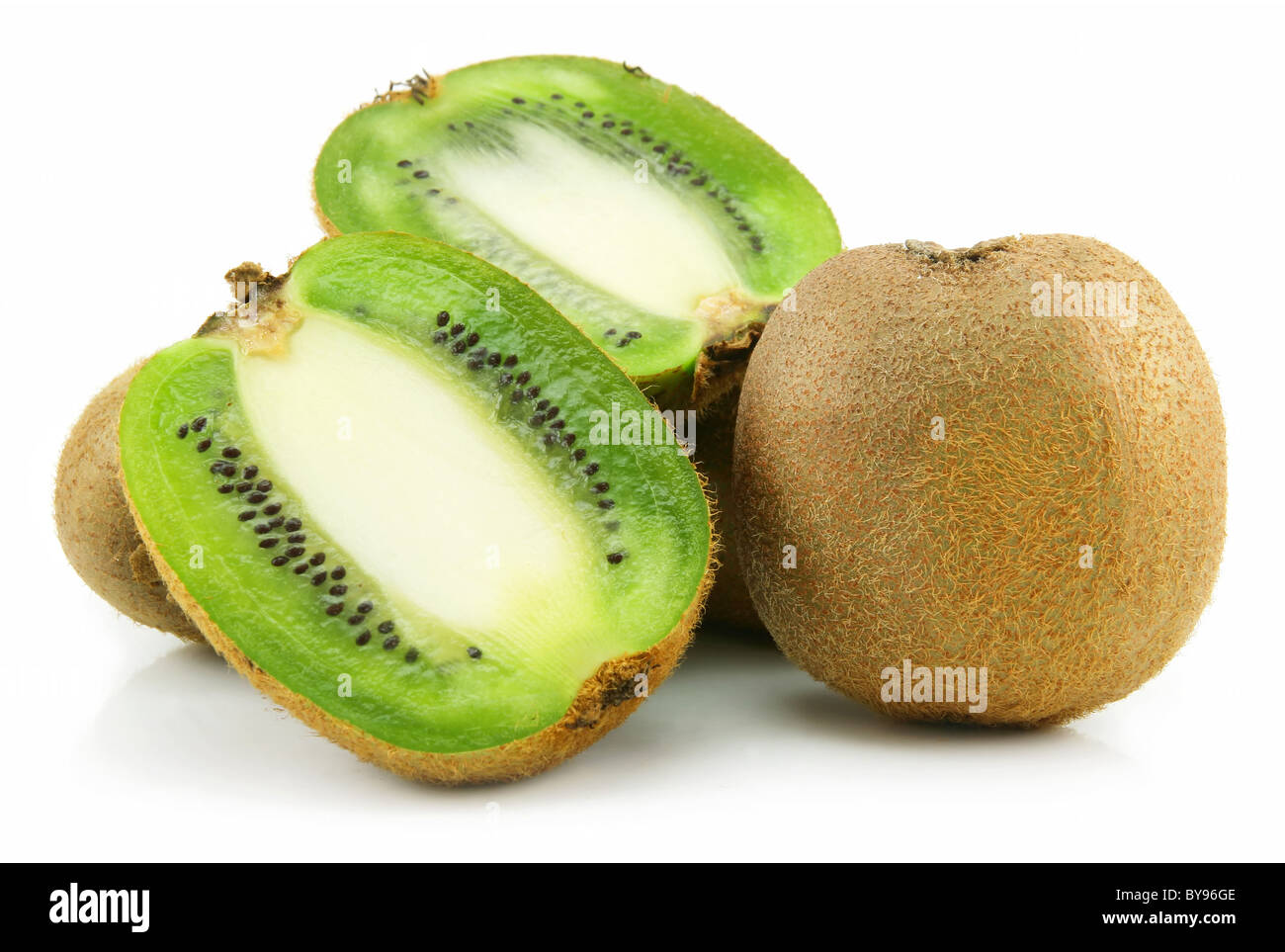 Reif in Scheiben geschnittenen Kiwi, Isolated on White Stockfoto