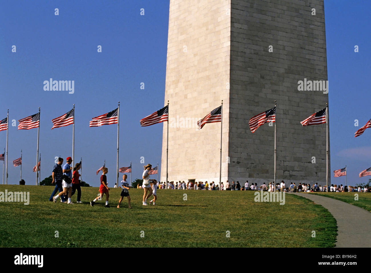 Amerikanische Flaggen am Washington Monument / Memorial, Washington DC, USA Stockfoto