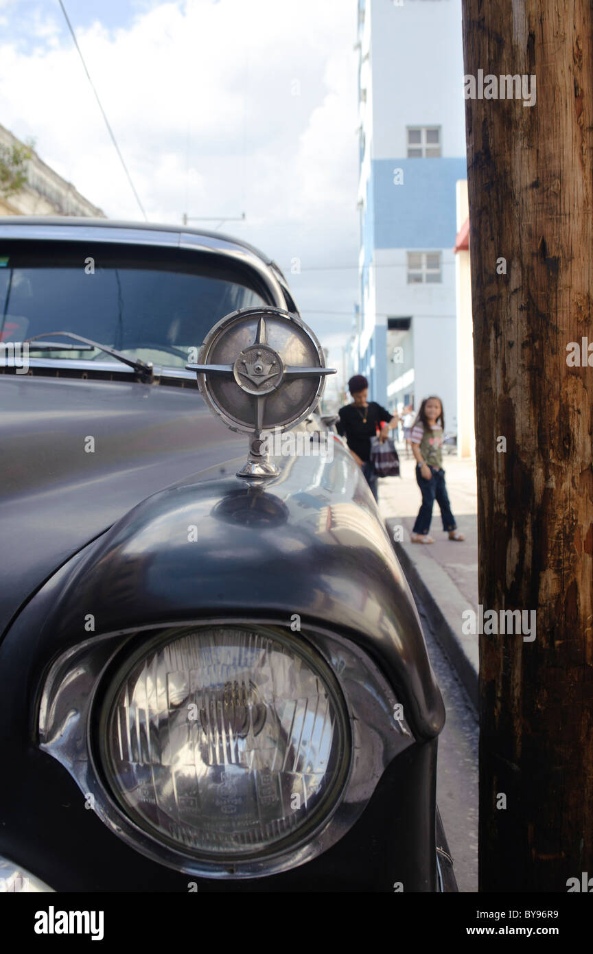 Nahaufnahme eines alten klassischen amerikanischen Autos parkten in einer Straße in Kuba. Stockfoto