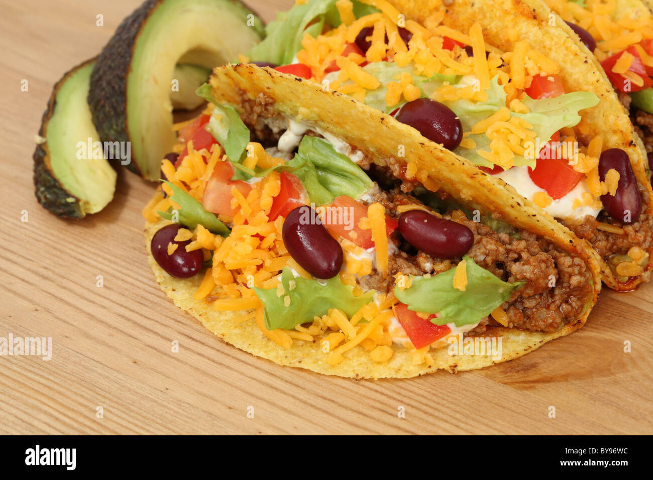 Mexikanisches Essen - Tacos gefüllt mit Hackfleisch / Faschiertes, Käse und Bohnen Stockfoto