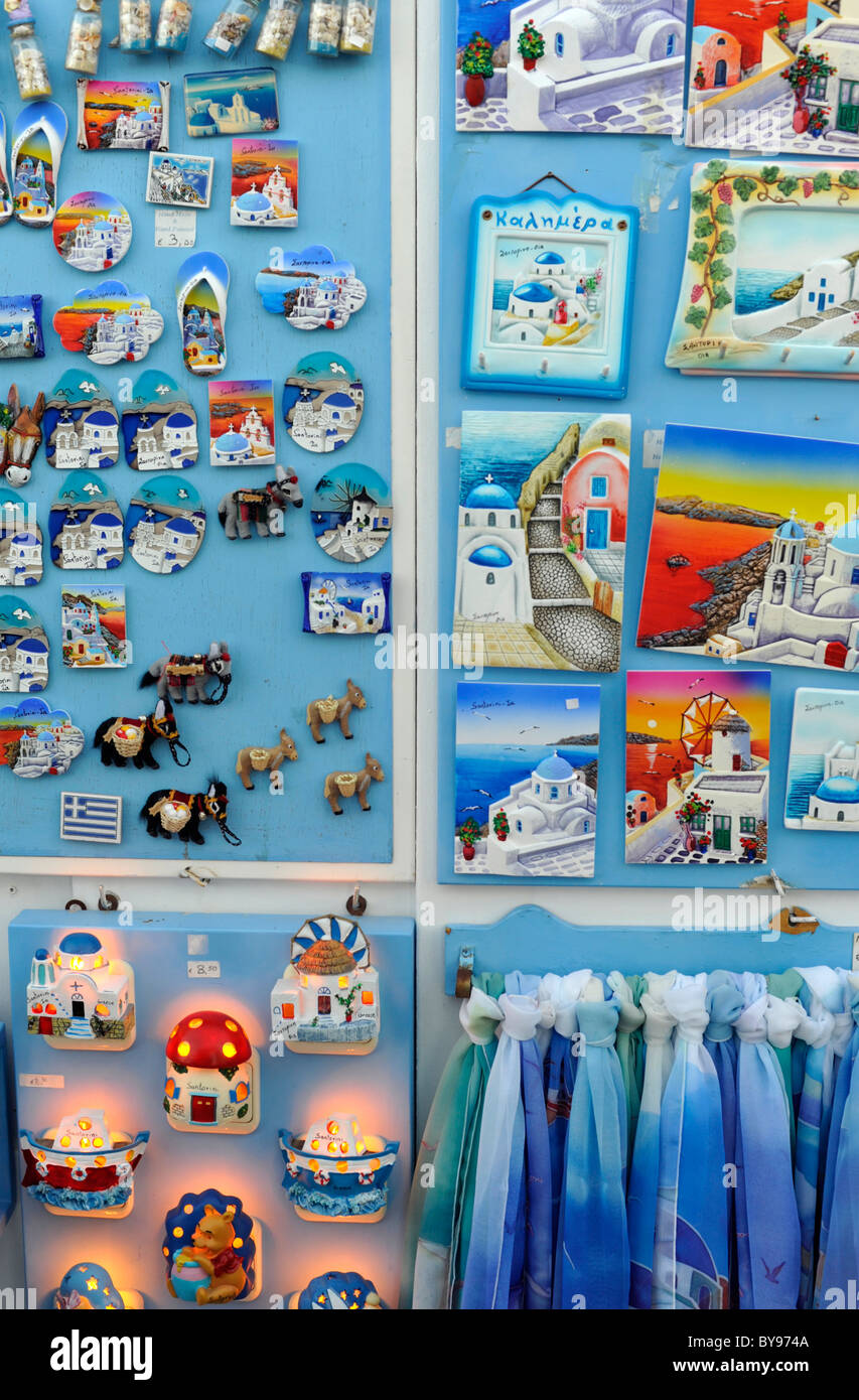 Eine Auswahl an billigen Souvenirs in der griechischen Insel Santorini in den Kykladen, Ägäis Stockfoto