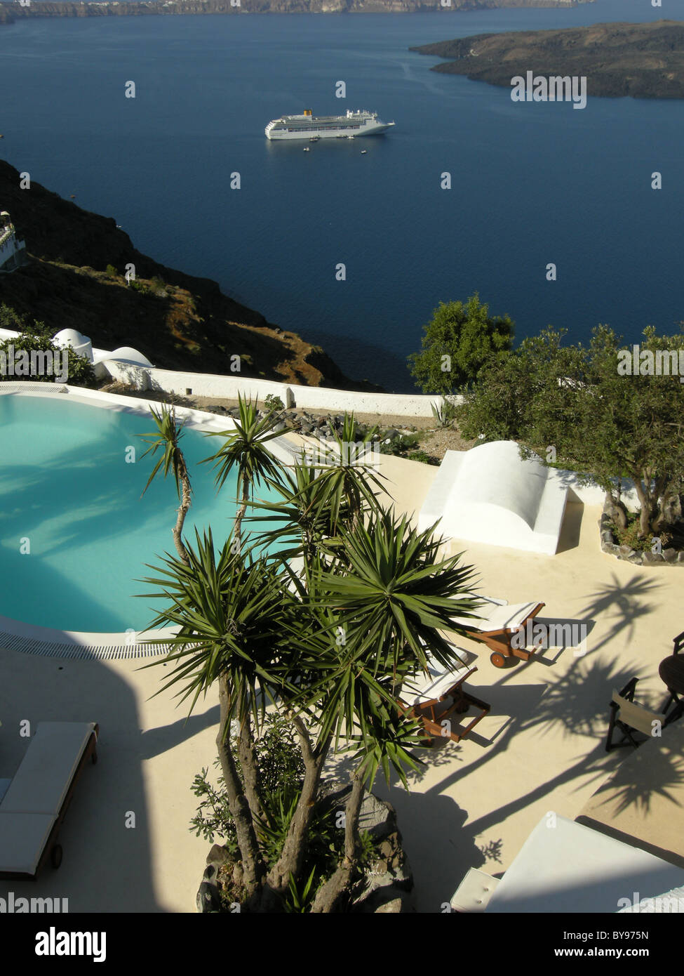 Blick vom ein exklusives Hotel mit Blick auf die Caldera auf der griechischen Insel Santorini in den Kykladen Ägäis Stockfoto