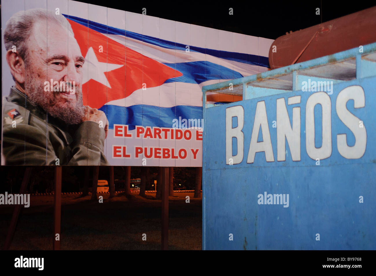 Plakat von Staatschef Fidel Castro kubanische Flagge und Toiletten Hexe "Banos" in Holguin. Kuba Stockfoto
