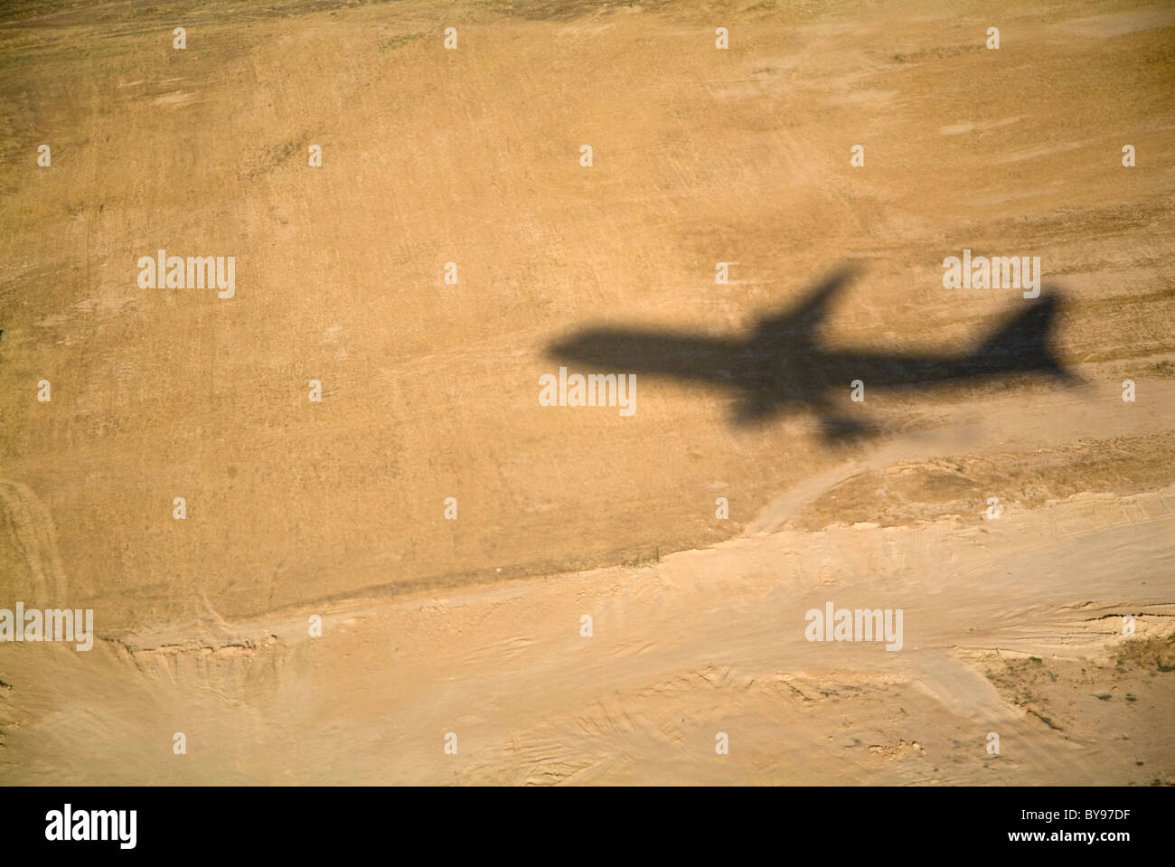 Schatten eines fliegenden Flugzeugs ausziehen Stockfoto