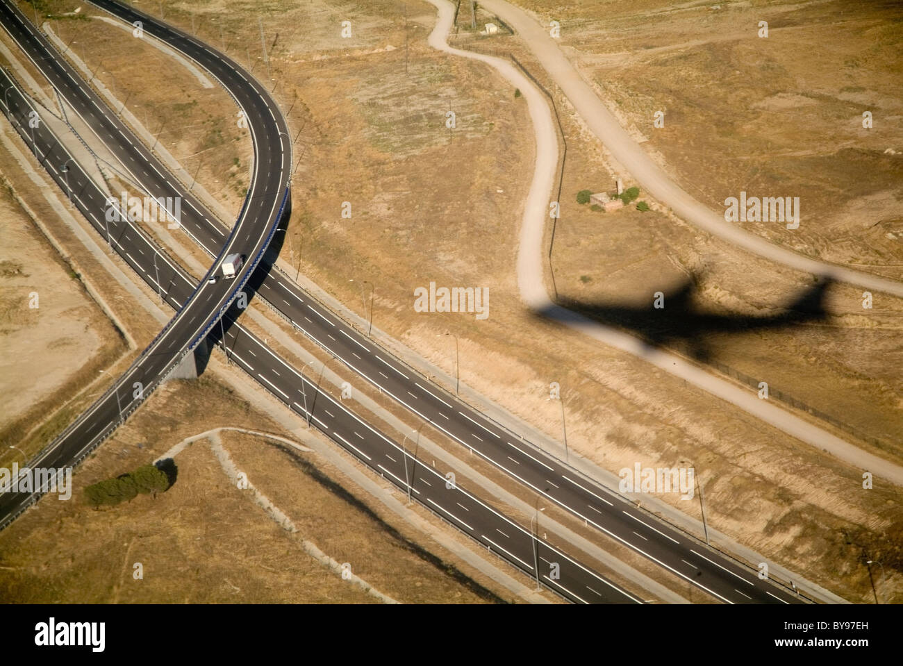 Formen von Reisen oder Reise Konzept - Schatten von einem Flugzeug über einem großen Landstraße, Autobahn, Autobahn Stockfoto