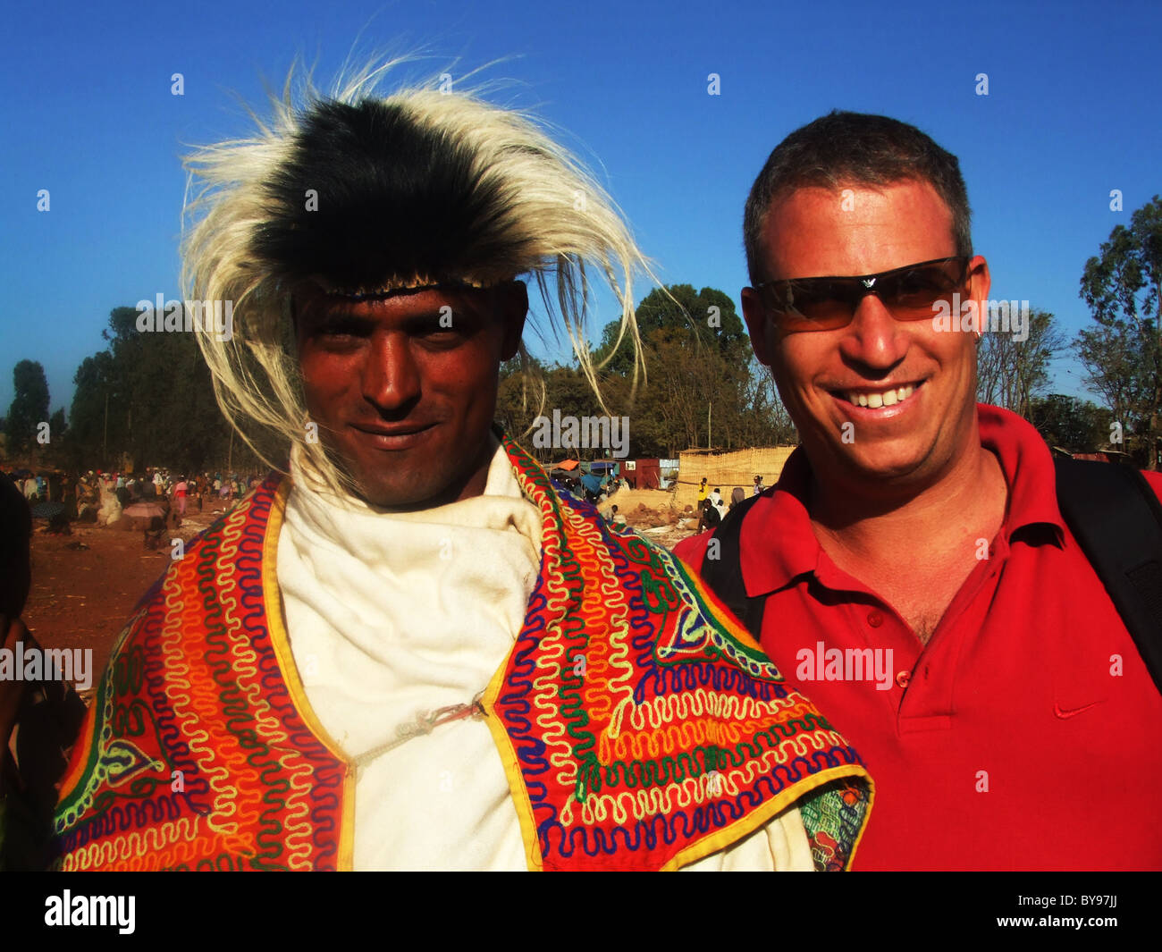 Ein Tourist mit einem äthiopischen Mann posiert. Stockfoto