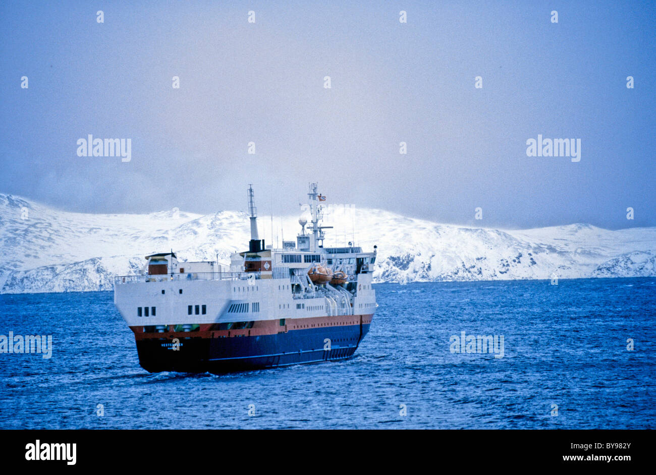 Hurtigruten, Norwegisch Kreuzfahrtschiffe, Kreuzfahrt der nördlichen Küste bis zum Nordkap und Kirkenes. Post-Schiff-Unternehmen. Stockfoto