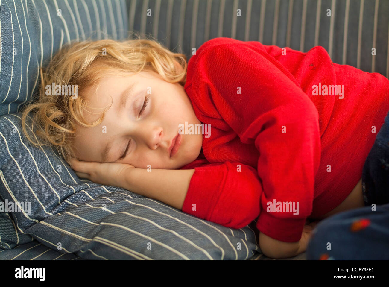 Kind - Mädchen Kind schläft auf dem Sofa schlafen Stockfoto