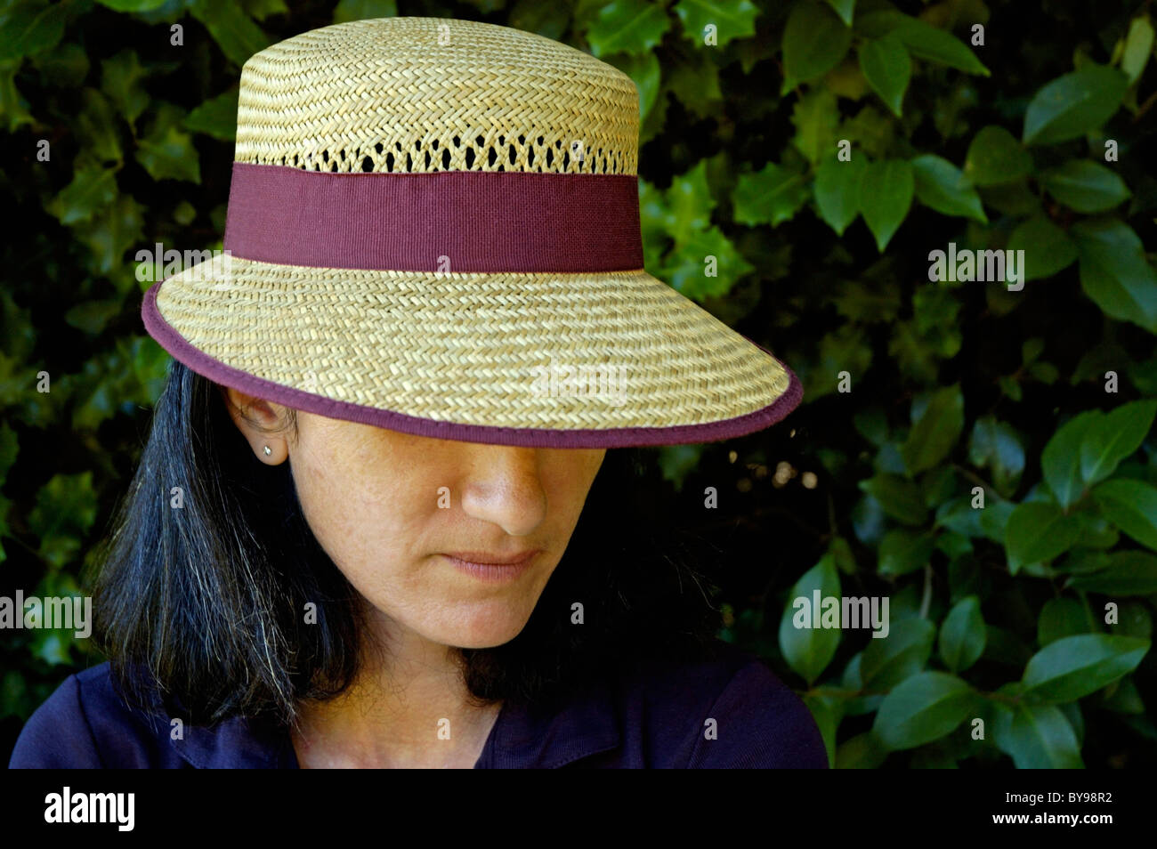 Frankreich-Provence-Porträt von Frau trägt einen Strohhut Stockfoto