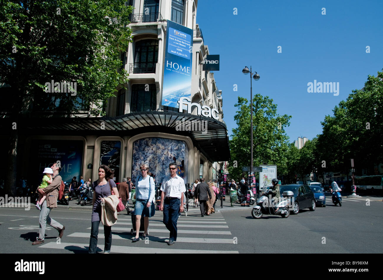 Paris, Frankreich, People Shopping, vor dem französischen Kaufhaus, FNAC, Straße [Front] Avenue Sunny, paris Kreuzung Straße Stockfoto