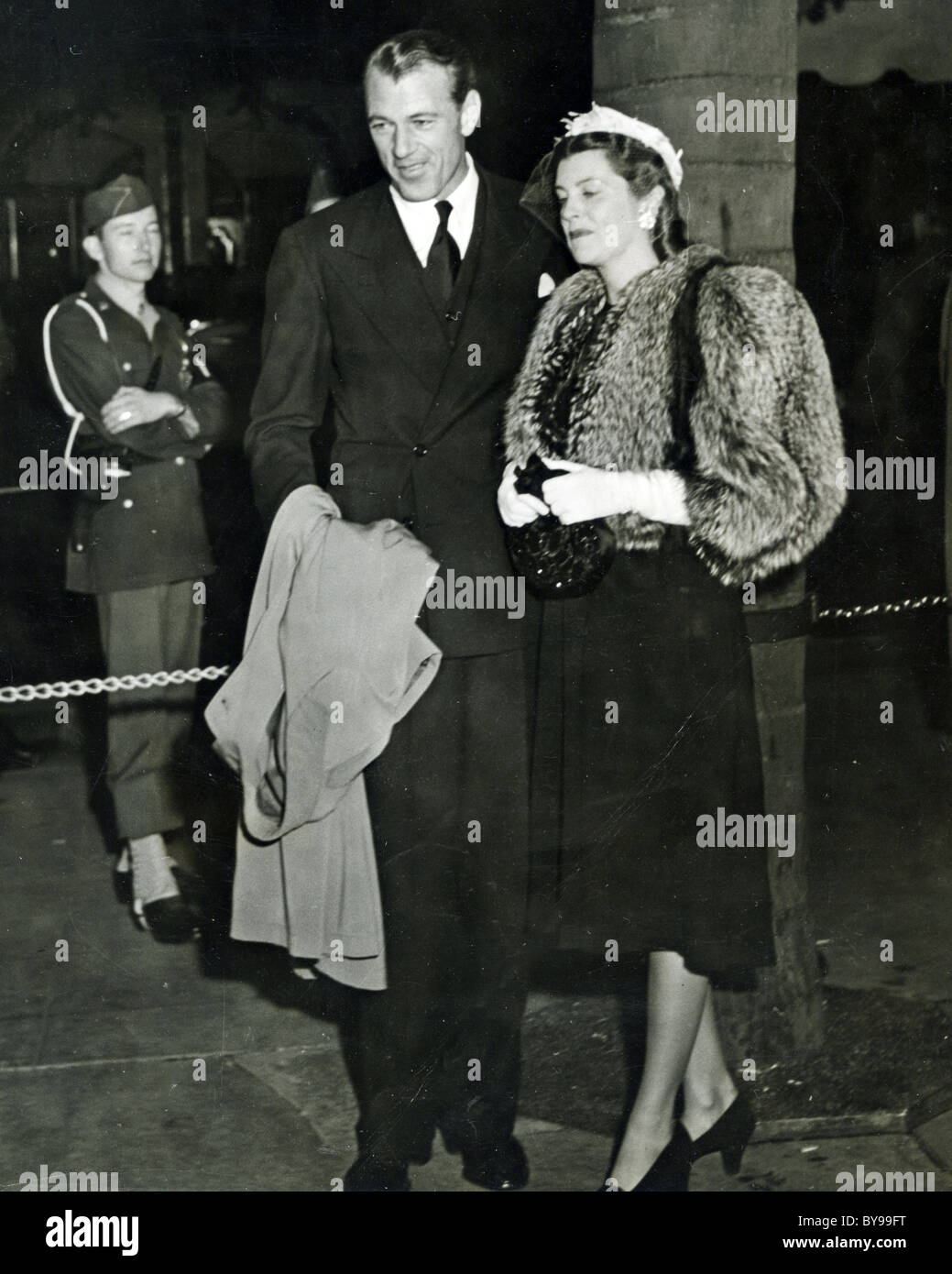 GARY COOPER kommt für 1943 Oscar Awards mit Frau Veronica Balfe Stockfoto