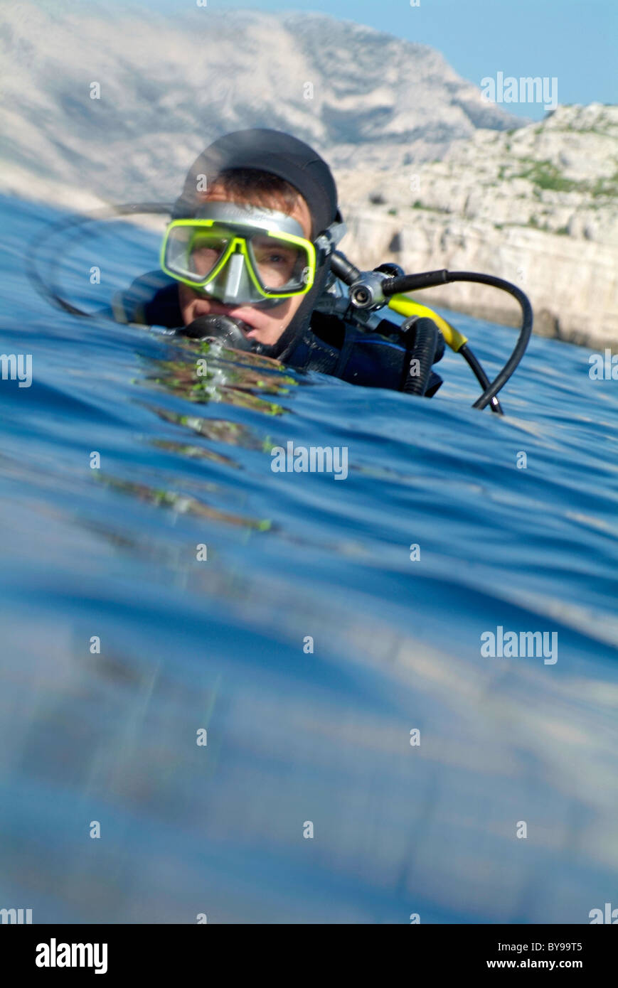 Eine Taucher taucht im Mittelmeer nach dem Tauchen in der Nähe von Ile de Riou, Marseille, Frankreich. Stockfoto