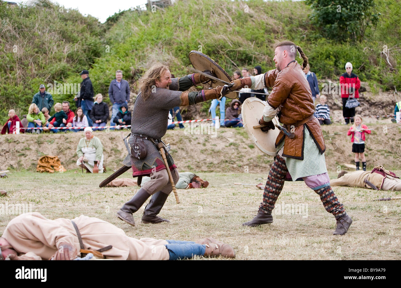 Saxon und Viking Krieger kämpfen um am Hembsby Stockfoto