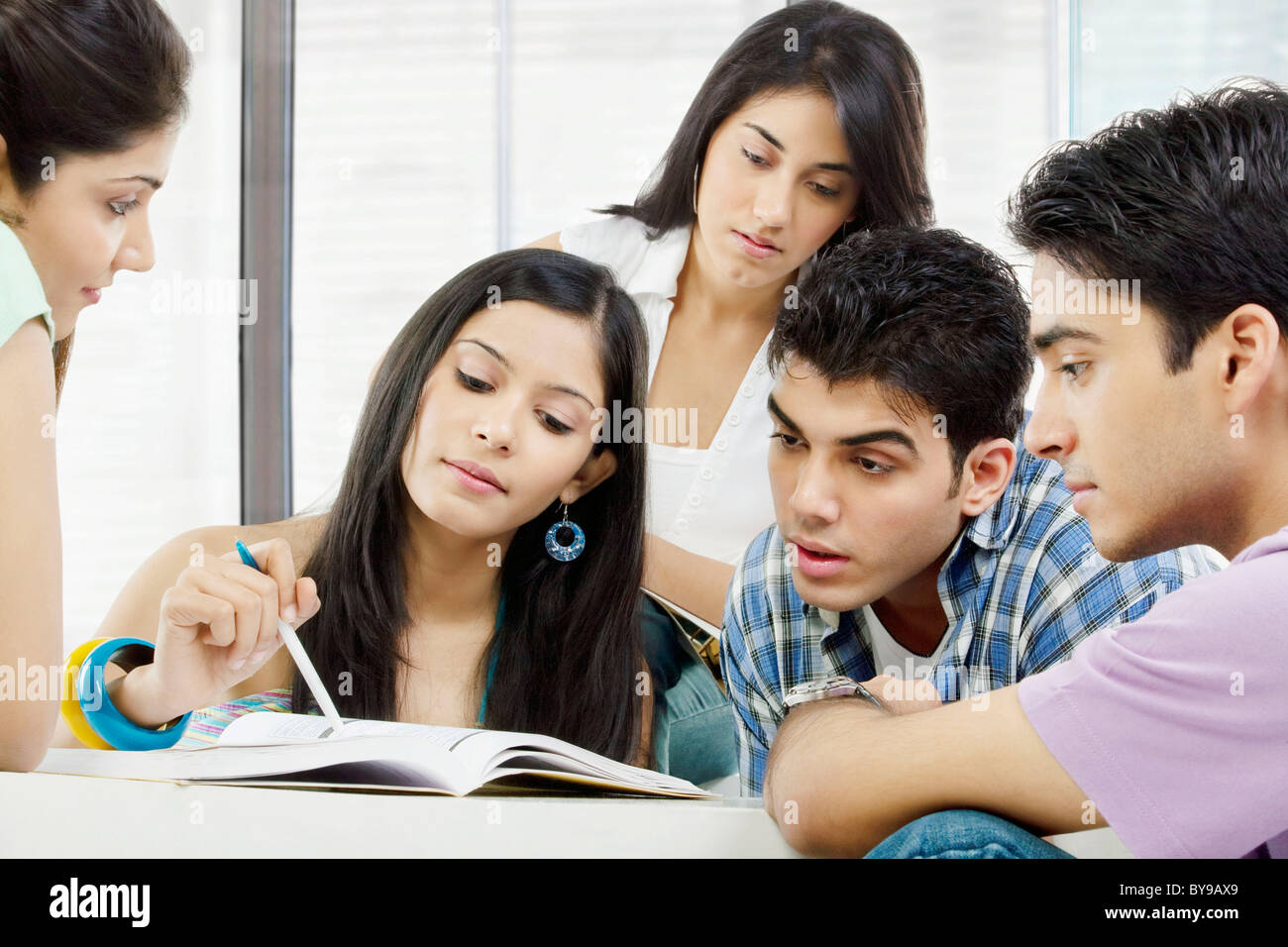 College-Studenten, die ein Buch zu betrachten Stockfoto