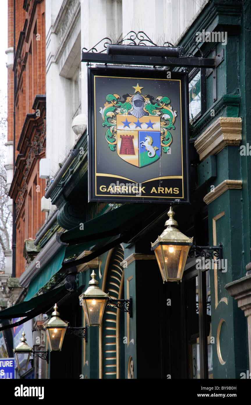 Garrick Arme unterzeichnen ein hängenden Pub in central London England UK Stockfoto