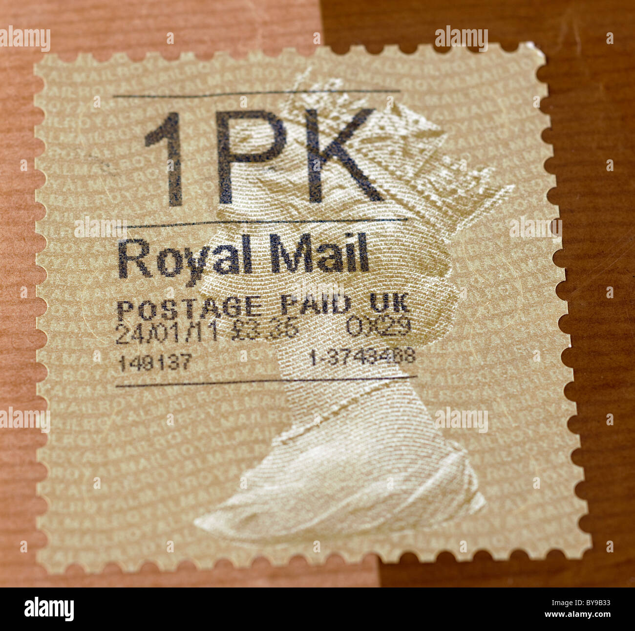 Royal Mail Porto Stempel auf ein Paket kostet £3,35 und vom 24.01.11. NUR ZUR REDAKTIONELLEN VERWENDUNG Stockfoto