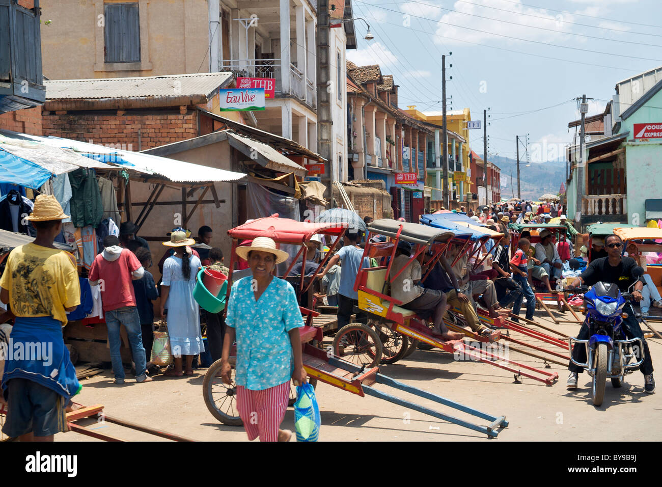 Rikschas in der Stadt von Ambositra in Süden-zentralem Madagaskar aufgereiht. Stockfoto