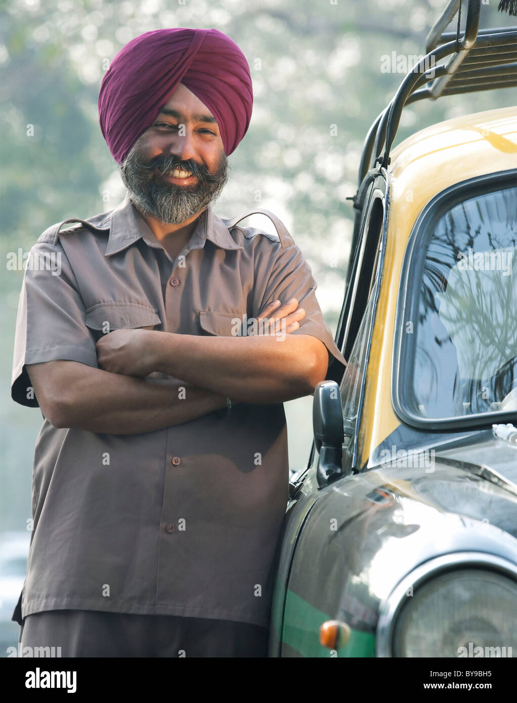Sikh Taxifahrer stand neben seinem Fahrzeug Stockfoto