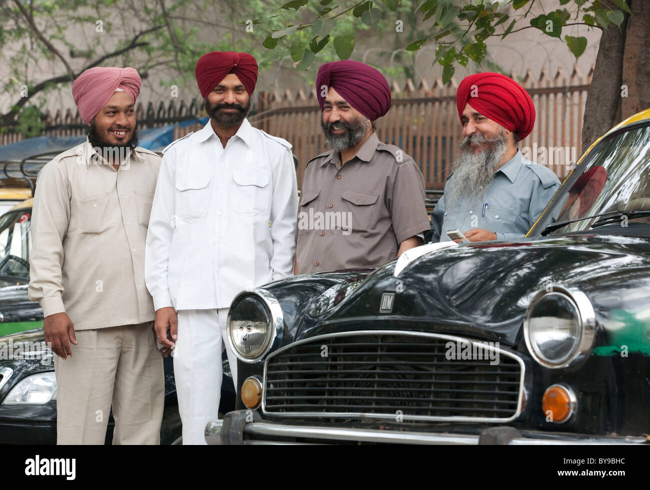 Sikh-Männer posieren zusammen am Taxistand Stockfoto