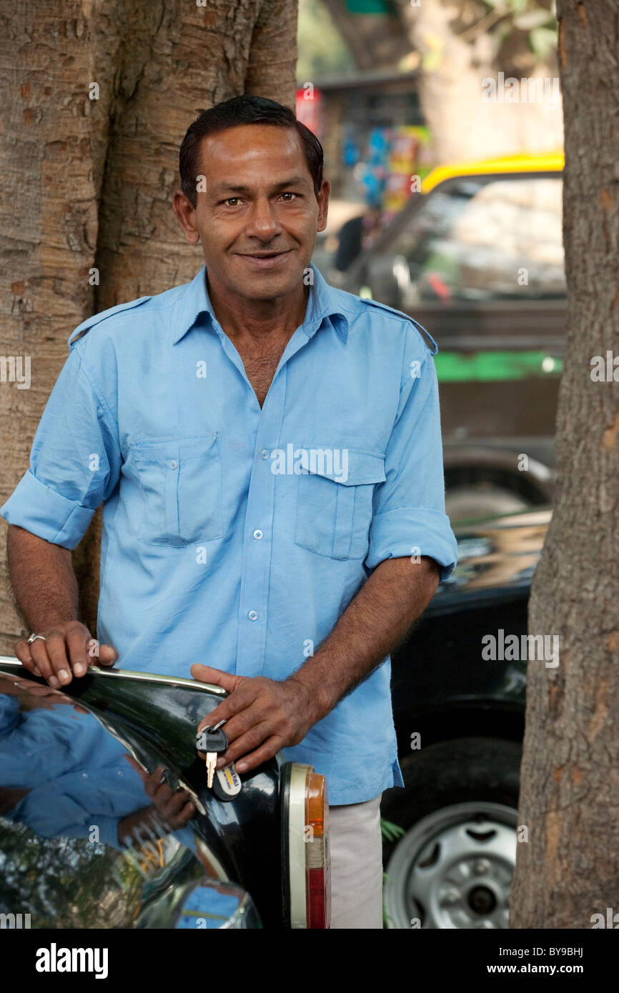 Mann steht neben dem Fahrzeug Stockfoto