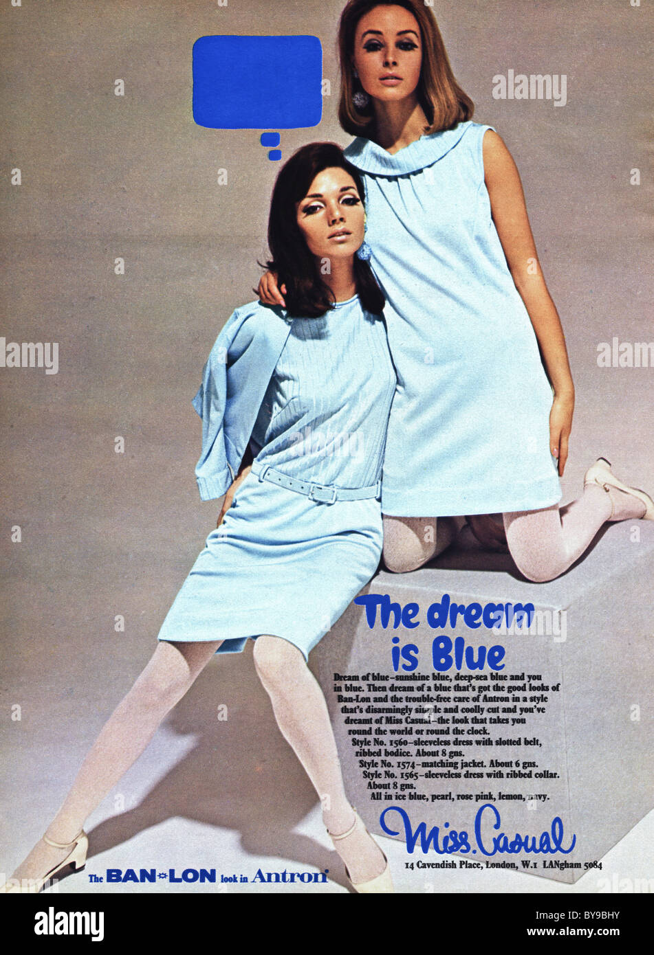 60er Jahre Farbe Werbung für Kleid und Jacke von MISS CASUAL In ANTRON Stoff in Damenmodezeitschrift um 1967 Swinging Sechziger Jahre Stockfoto