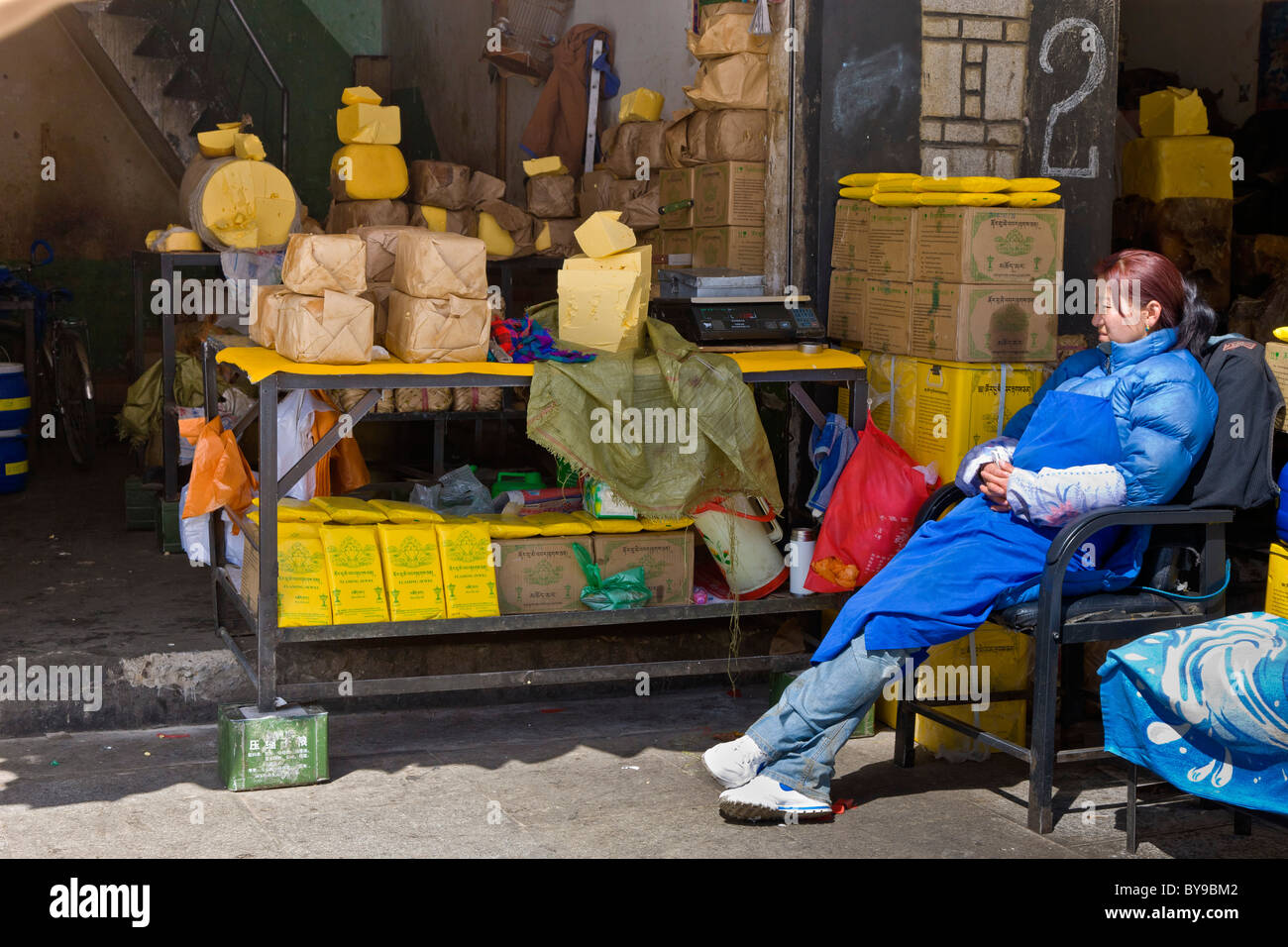 Frau verkaufen Yak-Butter in Lhasa-Tibet. JMH4582 Stockfoto
