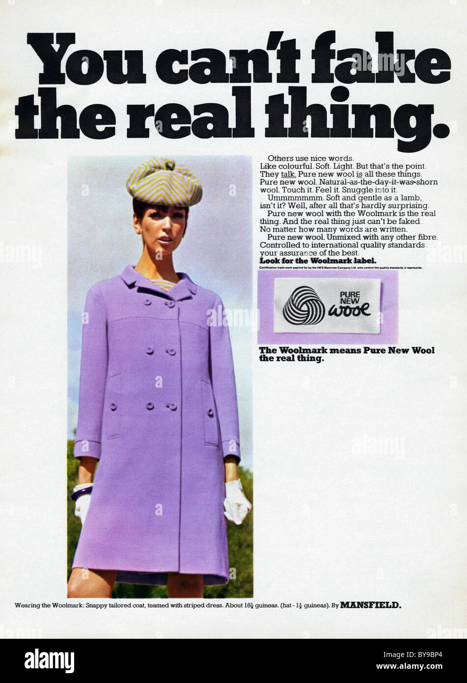 1960er Jahren Farbe WOOLMARK Werbung für Mantel aus reiner Schurwolle in der Damenmode Magazin ca. 1967 Stockfoto