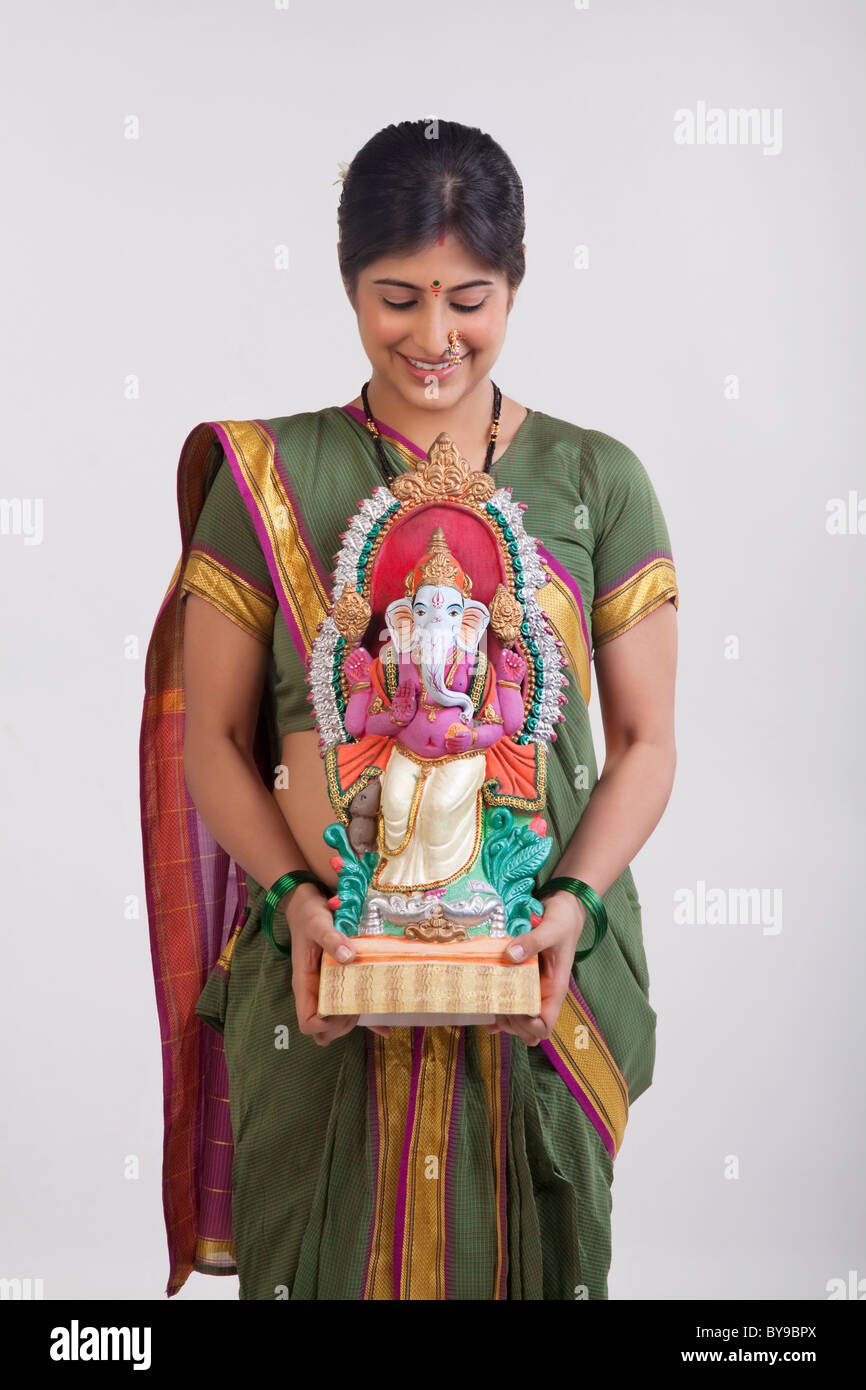 Eine Maharashtrian Frau hält eine Ganesh idol Stockfoto