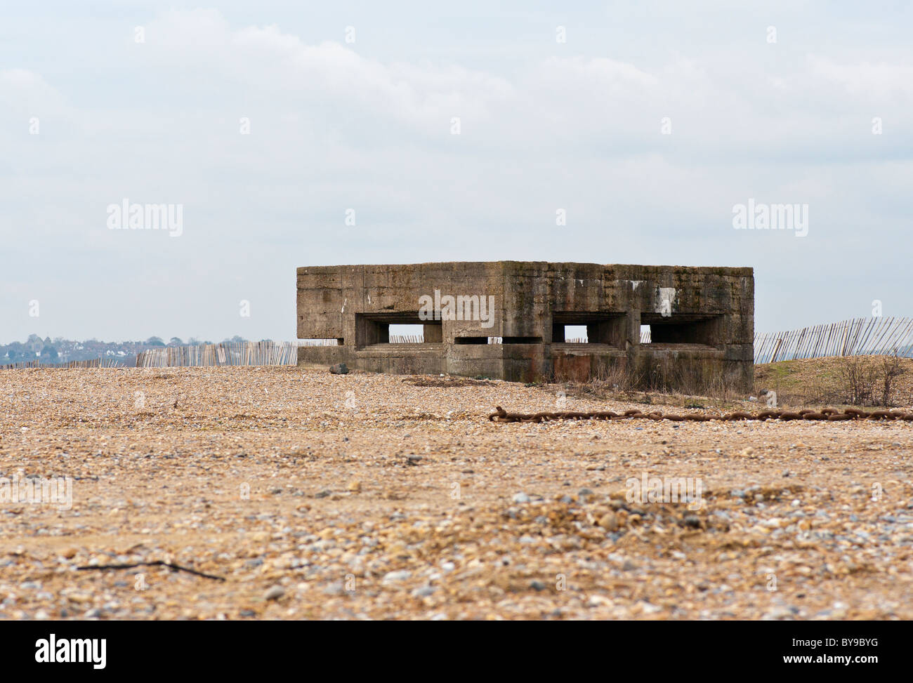 2. Weltkrieg Bunker am Strand von Rye Harbour East Sussex England Stockfoto