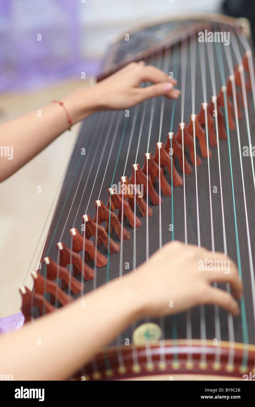 traditionelle chinesische Musikinstrument spielen Stockfoto