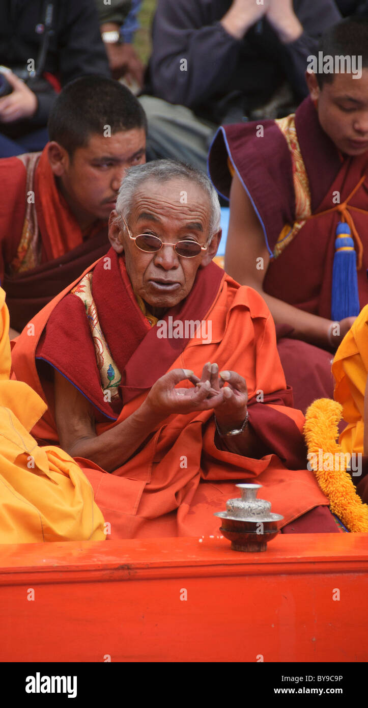 Tibetischer Monch Mit Mudra Handpositionen Des Mani Rimdu Festivals Am Kloster Tengboche In Der Everest Region Nepals Stockfotografie Alamy