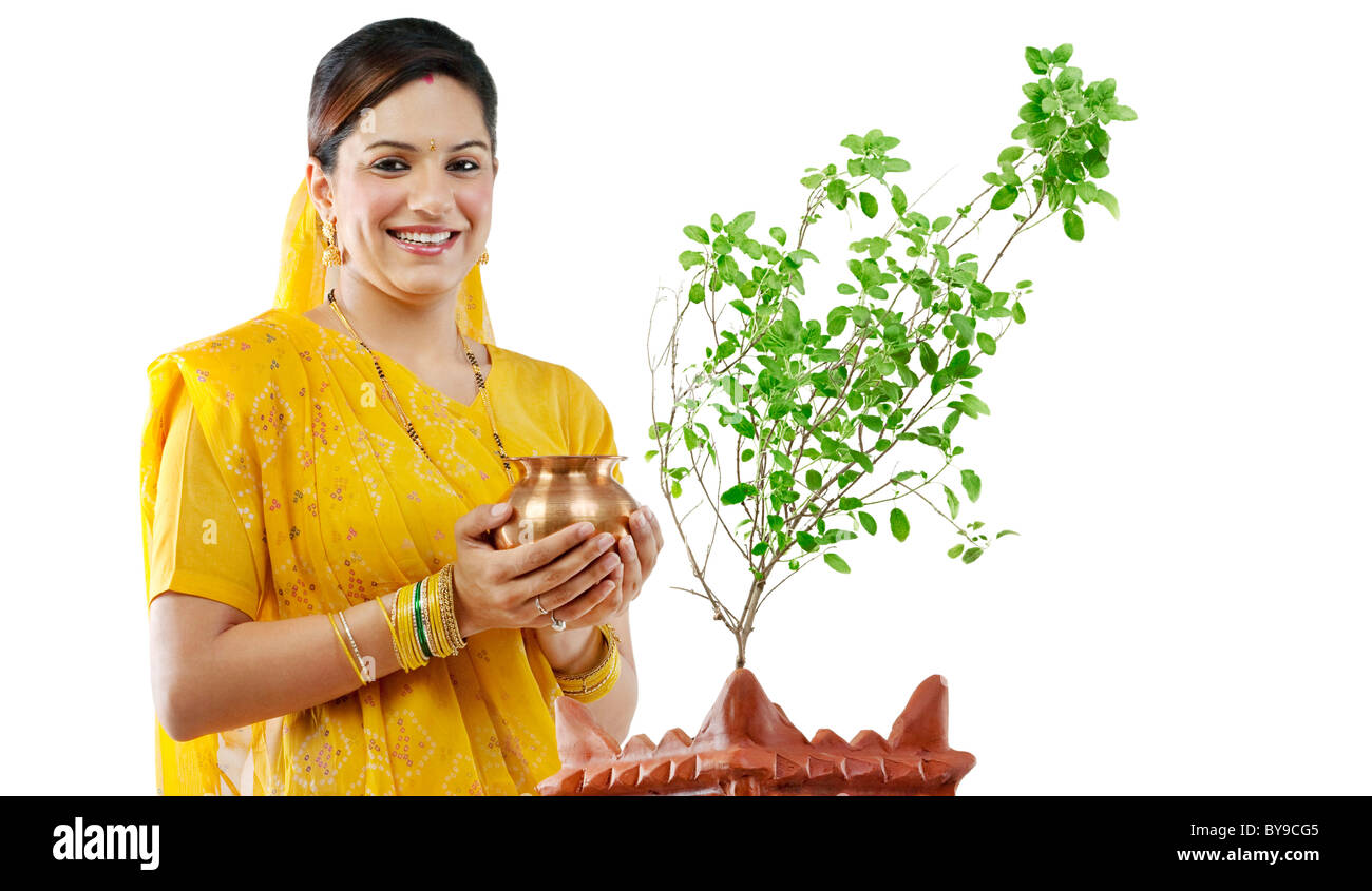 Gujarati-Frau eine Ritual durchführen Stockfoto