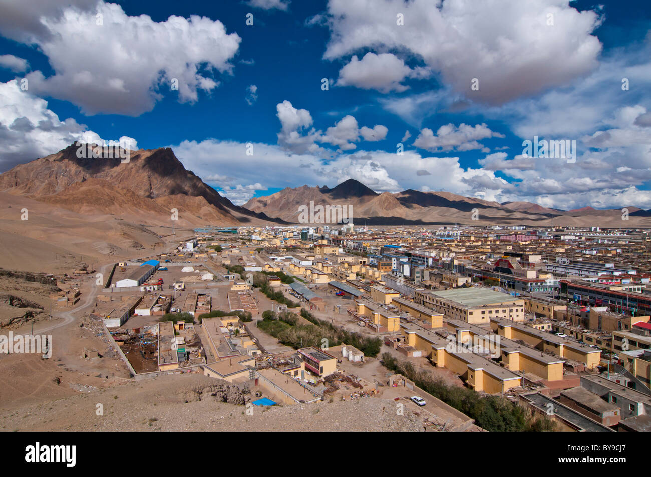Blick auf die am weitesten entfernten Stadt Chinas von Ali, Garden, im äußersten Westen von Aksai Chin, Tibet, Tibet, Zentralasien Stockfoto