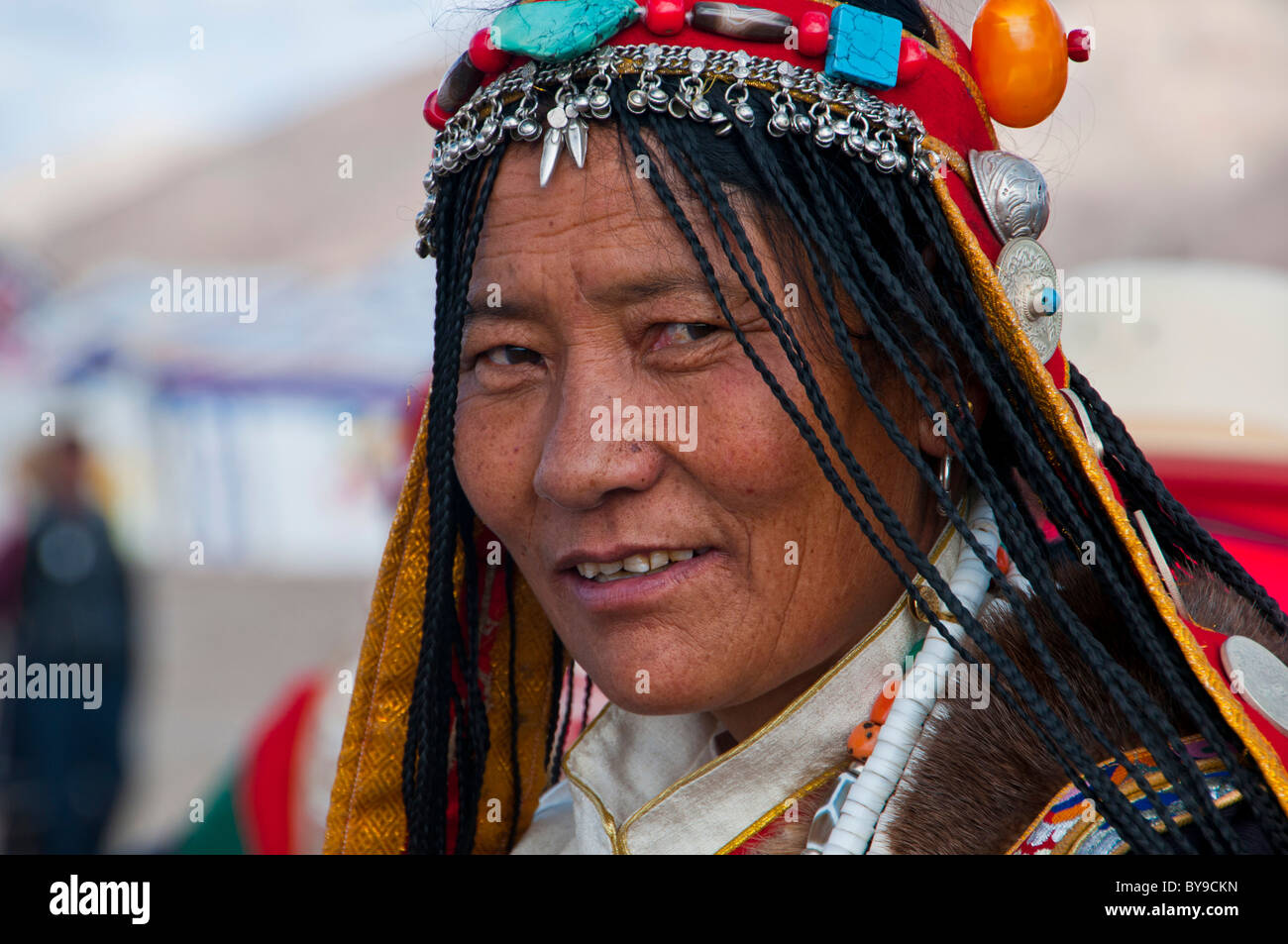 Pilger, die einen traditionellen Kopf tragen Kleid, Porträt, Gerze, West-Tibet, Tibet, Zentralasien Stockfoto