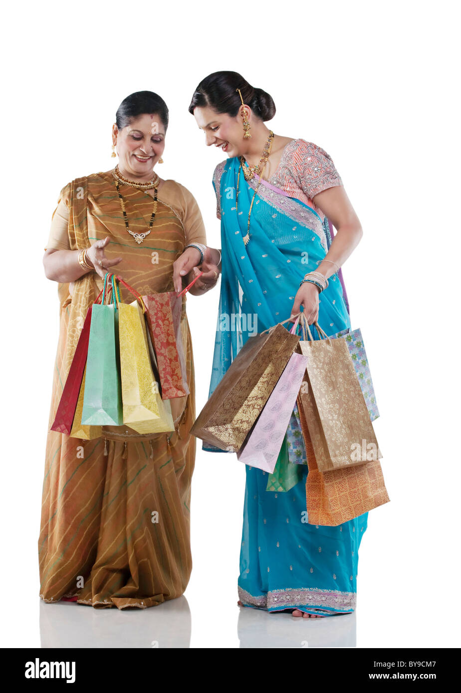 Gujarati-Mutter und Tochter mit Einkaufstüten Stockfoto