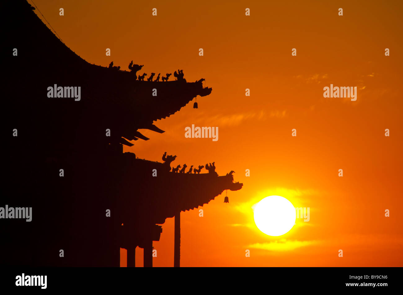 Eingangstor von der befestigten Stadt Pingyao mit Hintergrundbeleuchtung, UNESCO-Weltkulturerbe, Shanxi, China, Asien Stockfoto