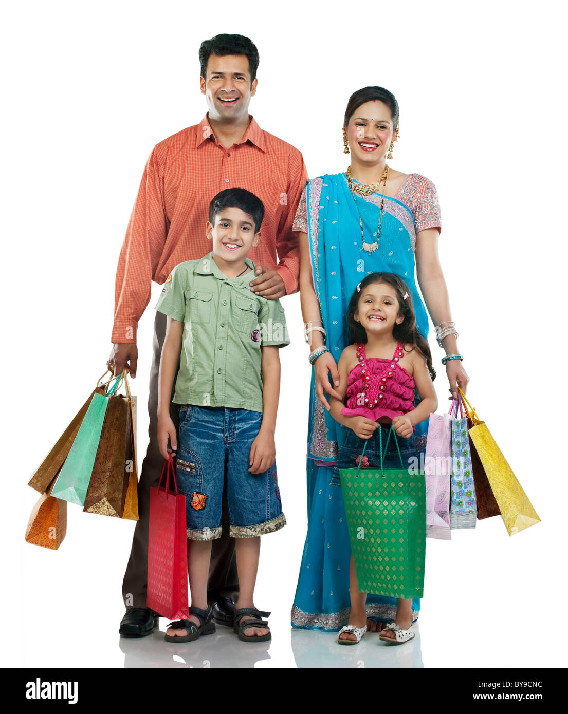 Familie mit Einkaufstüten Stockfoto