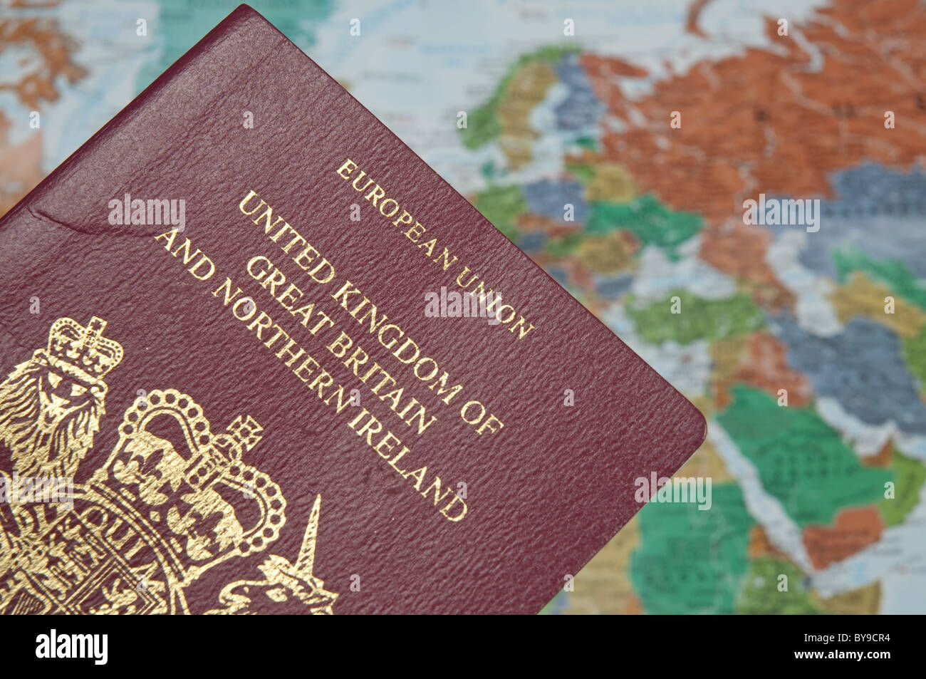 Britischer Pass mit Weltkarte im Hintergrund Stockfoto